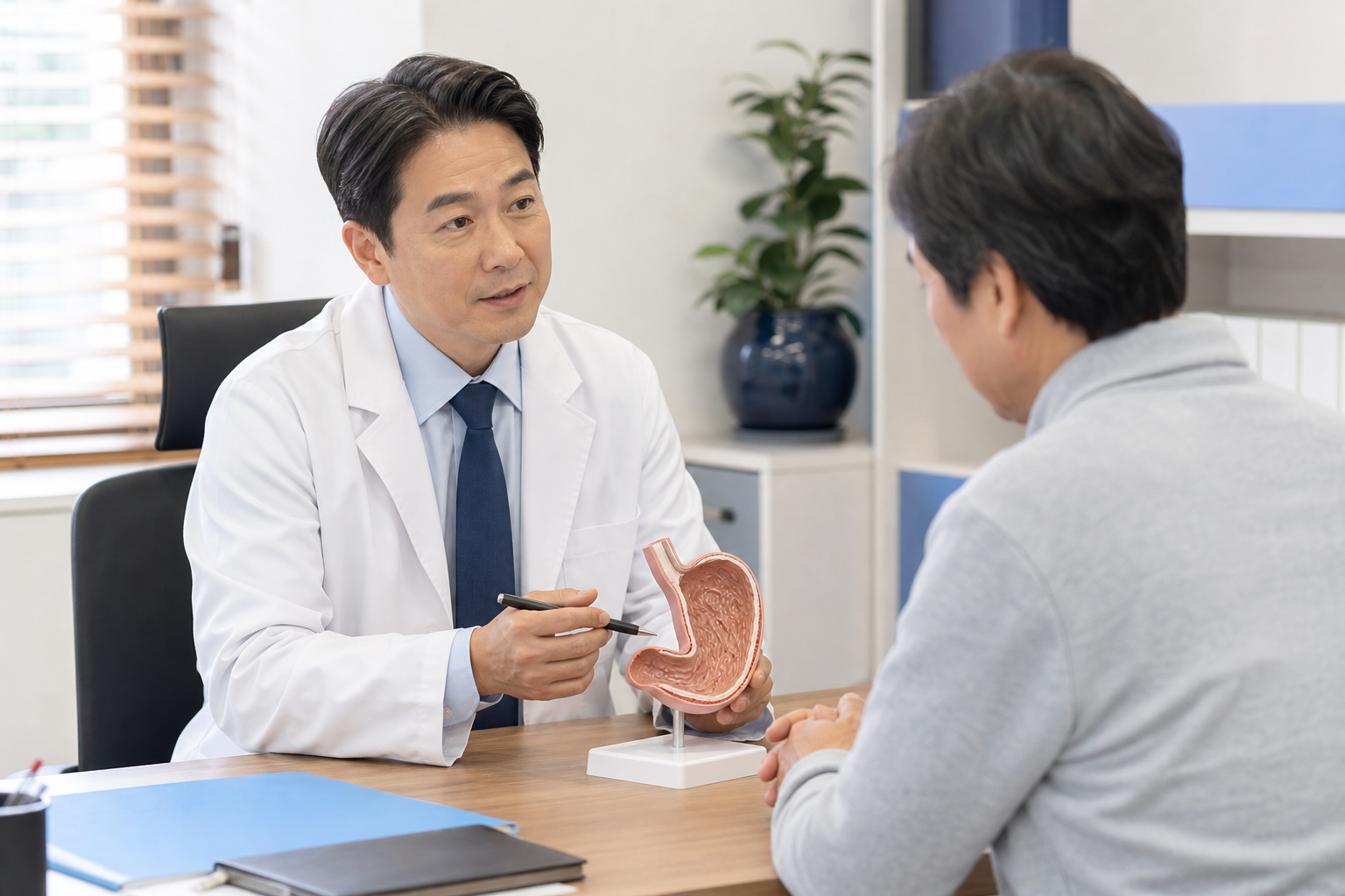 속쓰림과 소화불량이 반복되면 위내시경을 받아야 할까요? 관련 연출 이미지